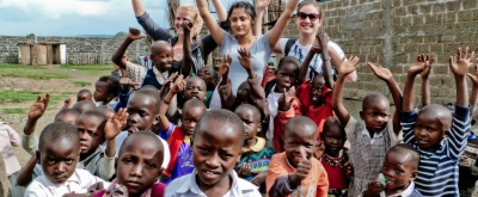 Des volontaires de Projects Abroad sautent de joie pour une photo lors de leur Chantier Jeunes Humanitaire au Ghana
