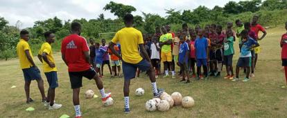 Des volontaires acquièrent de l'expérience grâce à l'entraînement de football au Ghana