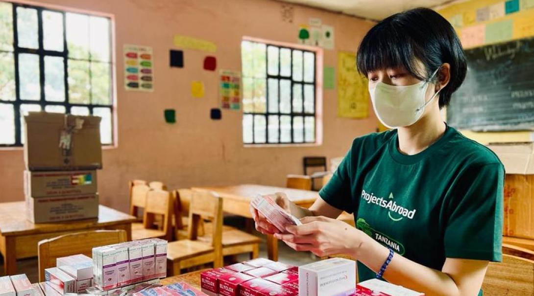 タンザニアの学校で医療アウトリーチ活動の準備をする日本人医療インターン