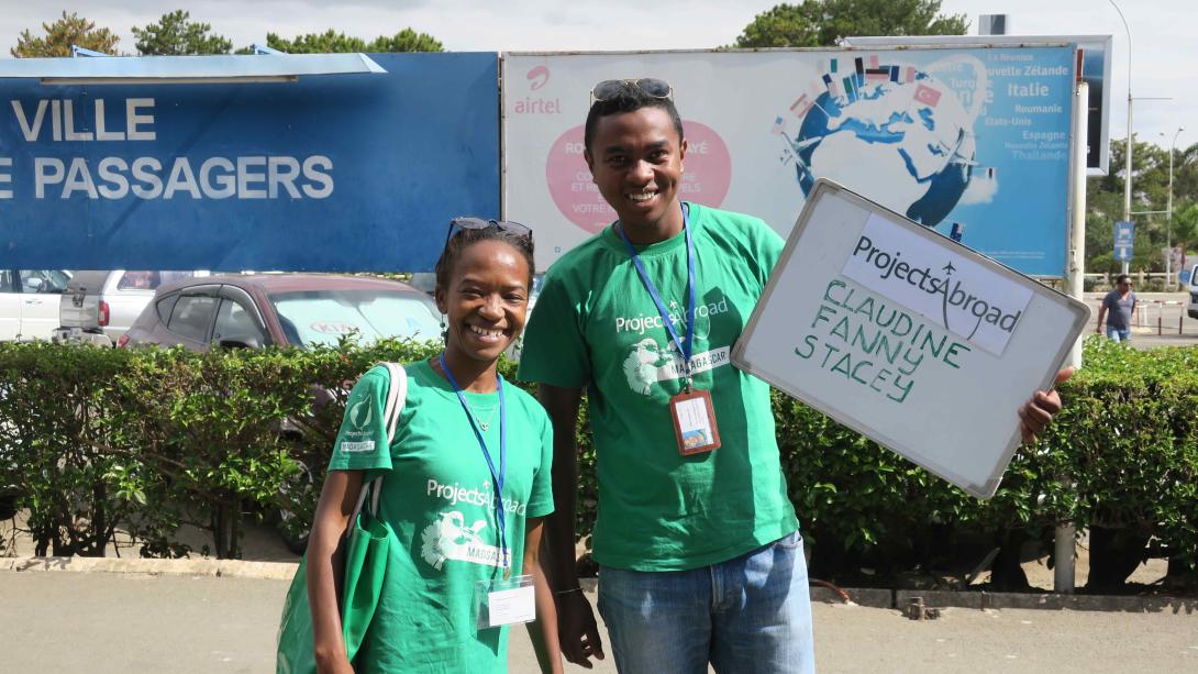 Personal local recogiendo a voluntarios del aeropuerto en Madagascar.  