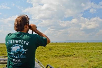 A picture of a volunteer watching a giraffe whilst on one of our wildlife conservation volunteer opportunities in Kenya. 