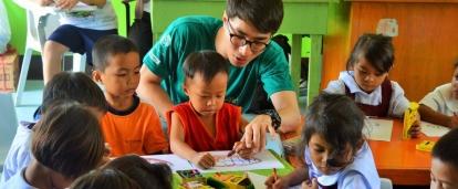 De jeunes enfants participent à une leçon interactive sur un projet humanitaire d'enseignement Projects Abroad. 