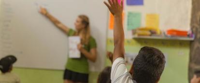 Voluntaria de Projects Abroad enseñando inglés en Galápagos 