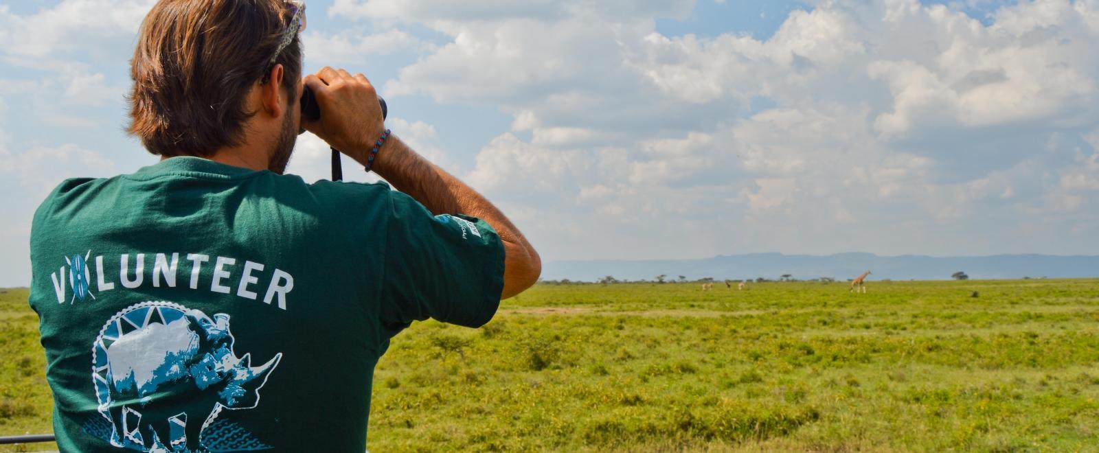 Voluntario realizando monitoreo de vida silvestre en su voluntariado del medio ambiente.