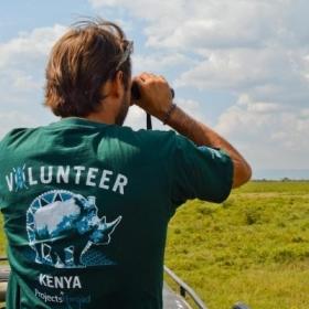 Voluntario realizando monitoreo de vida silvestre en su voluntariado del medio ambiente.