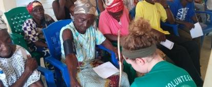 Voluntaria tomando la presión durante nuestro Especial para Adolescentes de Medicina en Ghana.