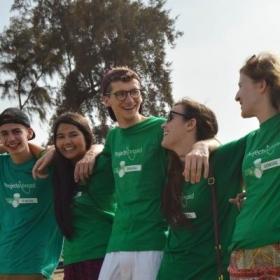 Projects Abroad vrijwilligers genieten van hun georganiseerde groepsreis voor jongeren in Senegal.