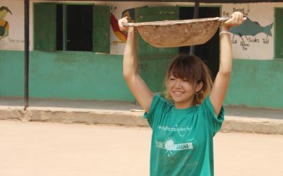 ガーナで建築活動に励む日本人ボランティア