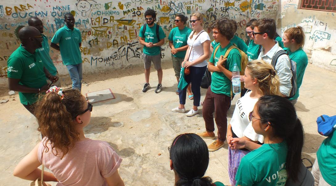  Projects Abroad staff briefing volunteers before their project begins