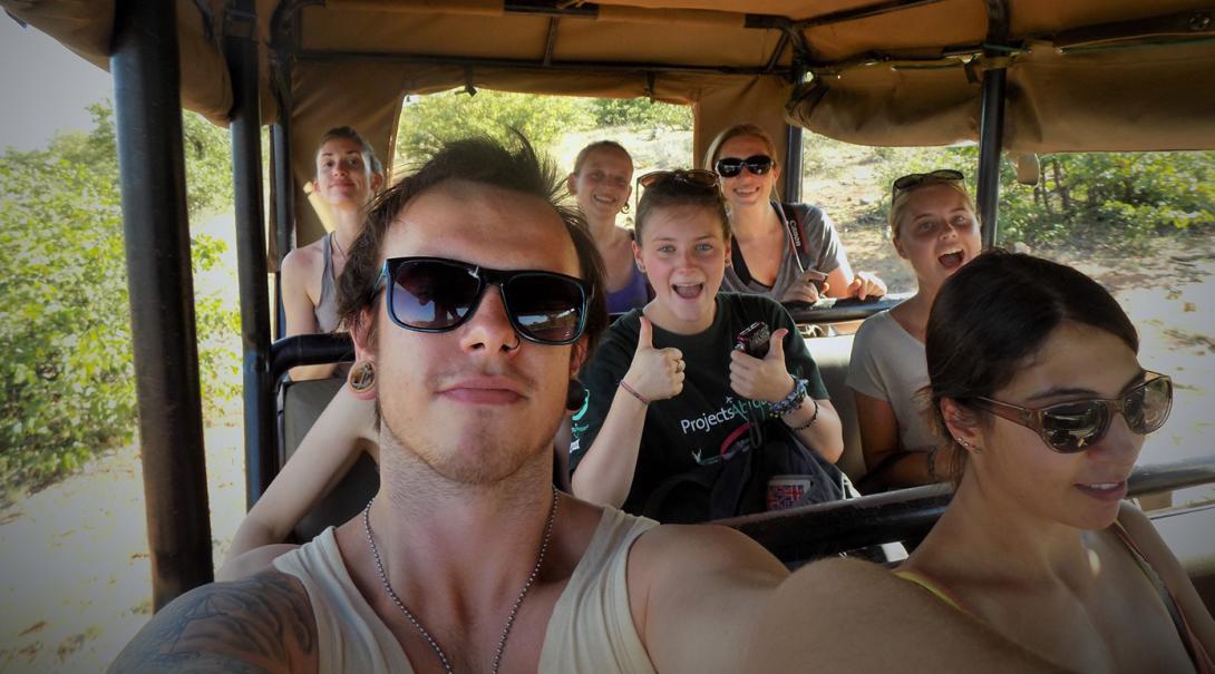 Volontärer som åker jeep på en game drive i Botswana.