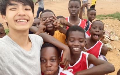 ガーナでサッカー教育に取り組む日本人高校生ボランティアと現地の子供たち