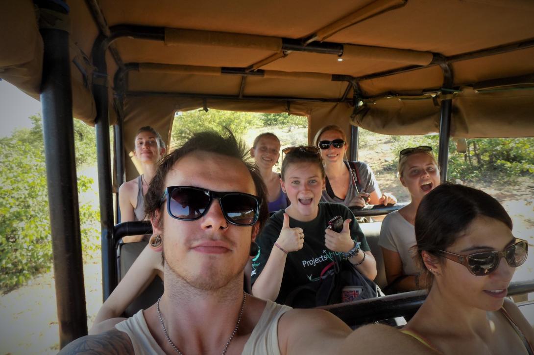 Grupo de voluntarios dirigiéndose a su proyecto de conservación ambiental.