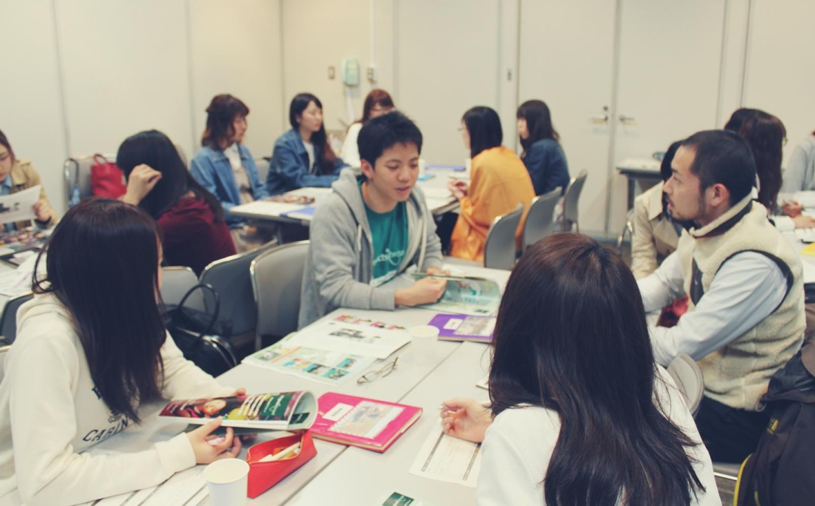 説明会で相談に乗るプロジェクトアブロード体験者