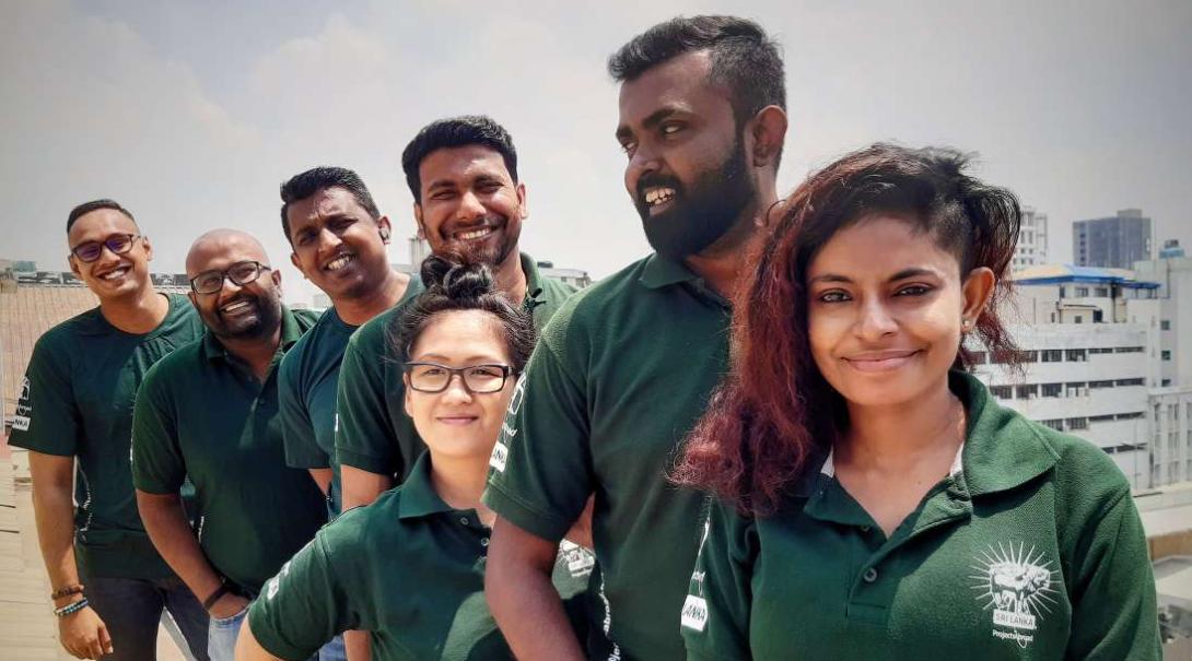 Projects Abroads egna personal i Sri Lanka poserar och ler in i kameran.