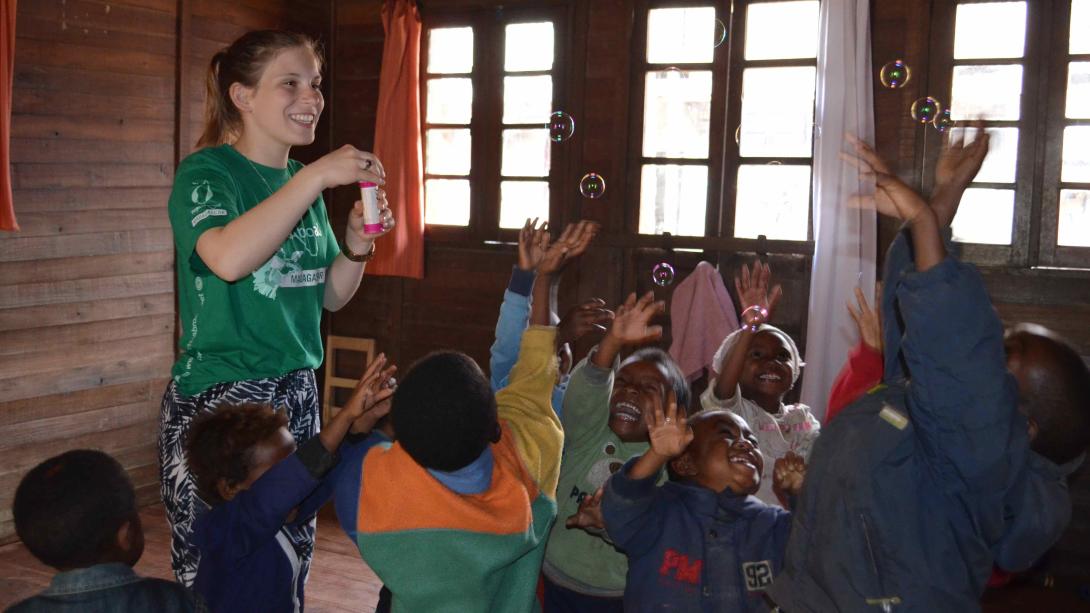 Voluntaria disfrutando su proyecto en Madagascar después de haber recaudado fondos. 