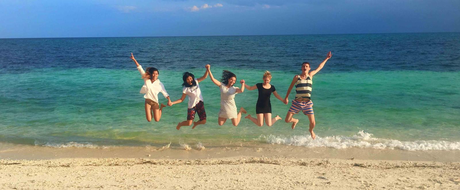 Voluntarios divirtiéndose en una playa en Filipinas.